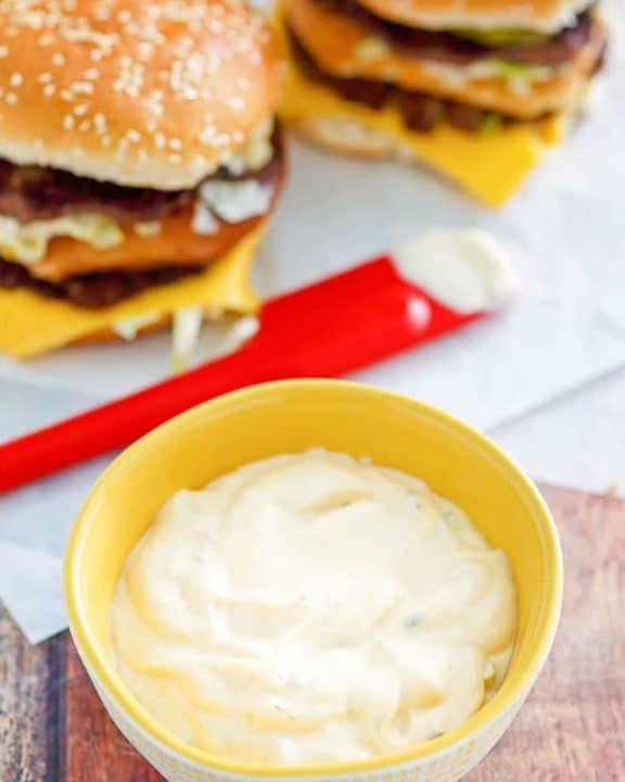 在一个小碗和两个自制大mac burgers的自创大型Mac特殊酱汁