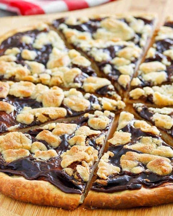自制CI CI的巧克力甜点披萨在披萨皮上