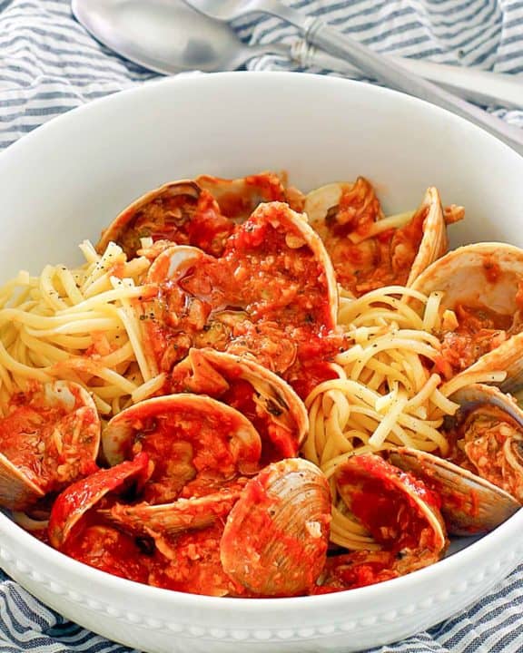 红蛤蜊酱，蛤蜊和意大利面放在碗里