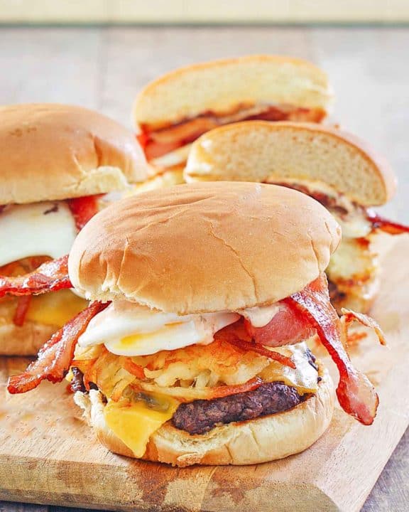 木板上的自制Whataburger早餐汉堡