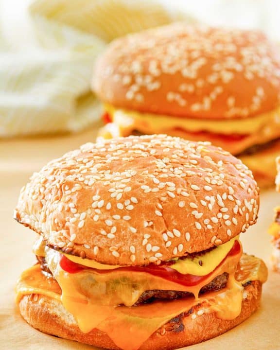 两个自制的麦当劳四分之一磅奶酪汉堡
