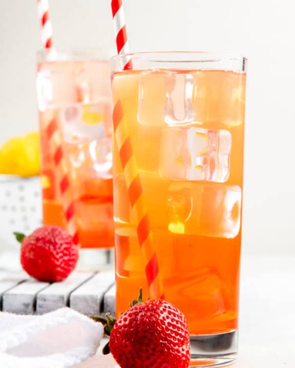 自制的声音草莓柠檬水戴两杯。