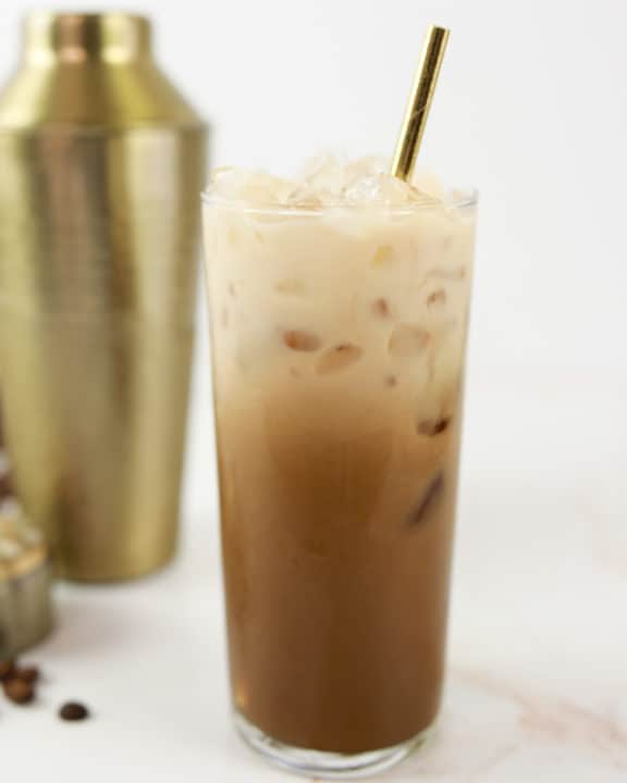 自制星巴克冰冰燕麦伟德国际片在玻璃杯中摇动浓缩咖啡饮料。