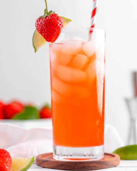 自制的橄榄花园意大利朗姆酒打孔饮料上装饰有草莓和石灰。