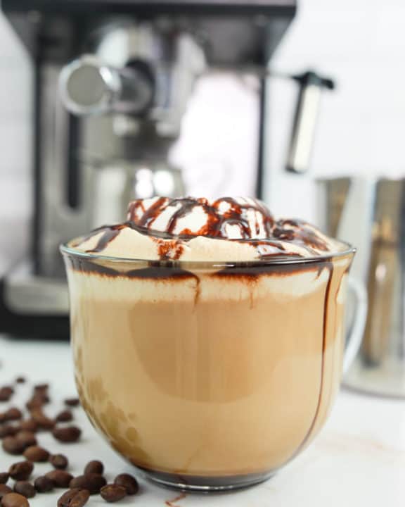 自创星巴克咖啡馆摩伟德国际卡咖啡饮料与鞭打的奶油和巧克力糖浆。