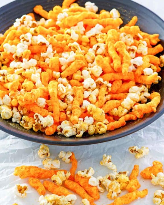 自制的Cheetos爆米花在一个大碗里。