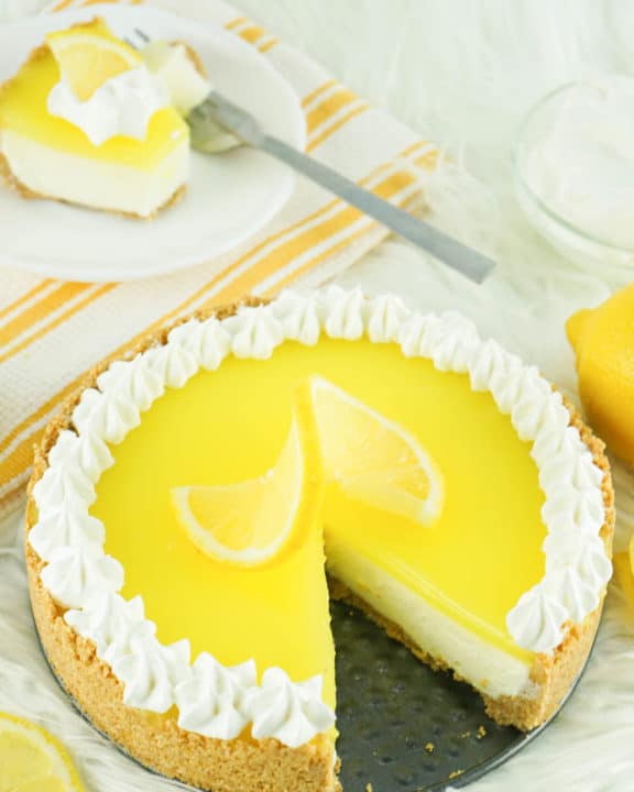 自制模仿玛丽·卡伦德（Marie Callender）的柠檬奶油奶酪派。