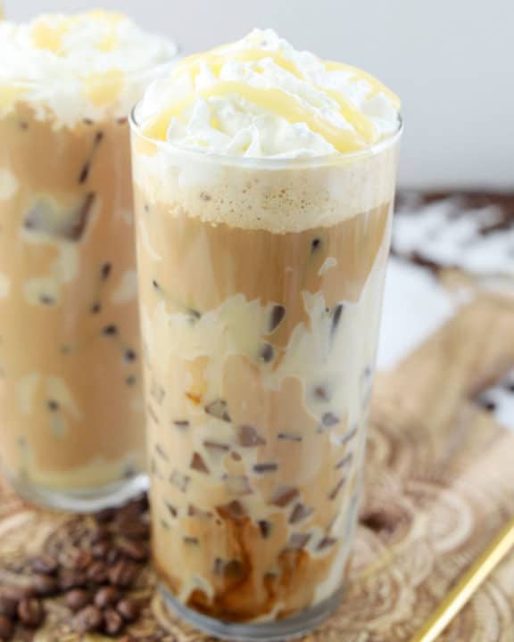 用鲜奶奶油的Co伟德国际pycat Starbucks冰了白巧克力莫克达饮料。