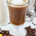 模仿星巴克蜂蜜杏伟德国际仁牛奶平坦白色咖啡饮料。