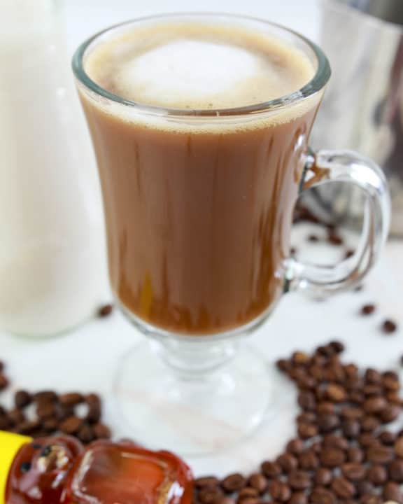 模仿星巴克蜂蜜杏伟德国际仁牛奶平坦白色咖啡饮料。