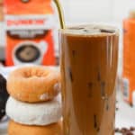 CopyCat Dunkin甜甜圈焦糖冰咖啡，甜甜圈和一袋咖啡。GydF4y2Ba